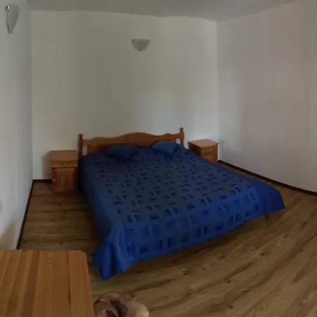 червената къща 3*