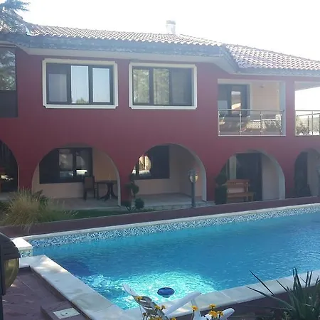 червената къща 3*