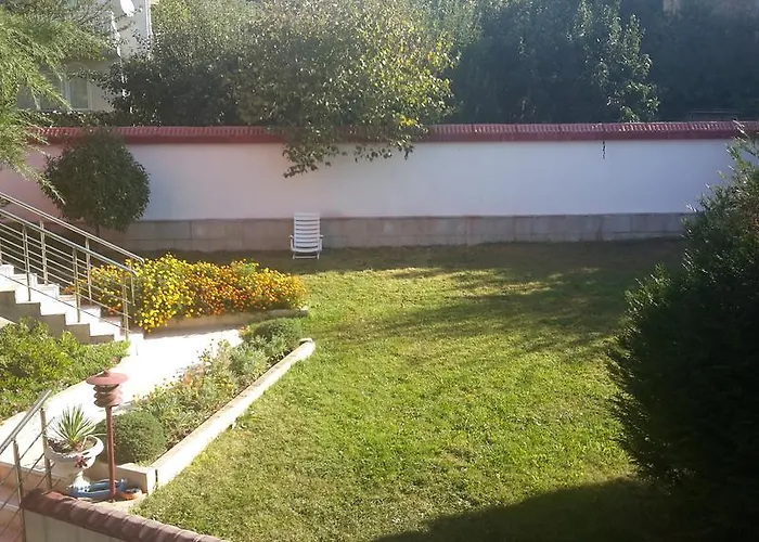 The Red House Koszarica